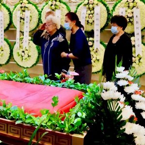 102岁演员车毅离世，孙女车晓憔悴露面，94岁田华含泪挥别战友