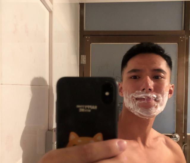 工地搬砖小哥因颜值高火了，从侧面看，他的鼻子也太大太挺了！