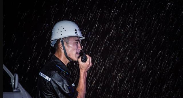 工地搬砖小哥因颜值高火了，从侧面看，他的鼻子也太大太挺了！