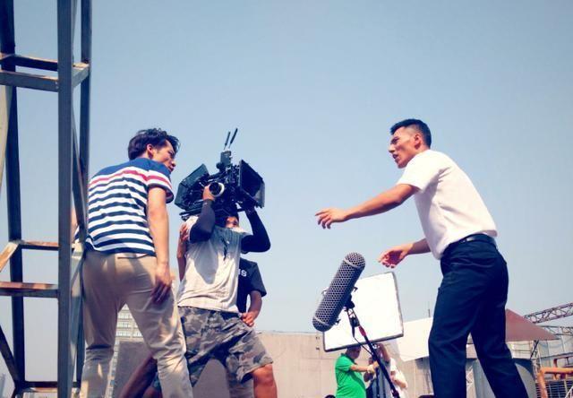 工地搬砖小哥因颜值高火了，从侧面看，他的鼻子也太大太挺了！