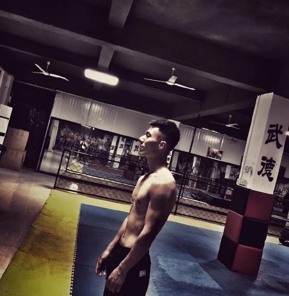 工地搬砖小哥因颜值高火了，从侧面看，他的鼻子也太大太挺了！