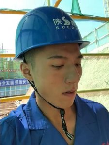 ​工地搬砖小哥因颜值高火了，从侧面看，他的鼻子也太大太挺了！