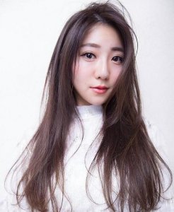 ​中分长直发发型图片(百搭发型女中长发)