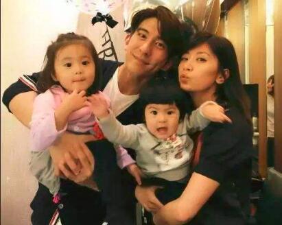 他曾是唐嫣的前男友，分手后恋上相差25岁的女友？