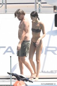 ​小李子带26岁女友乘游艇度假，大腿根被水母蜇伤，女友满脸担心