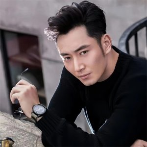 ​【李东学在“另一个圈子”中如日中天，却在娱乐圈默默无闻】