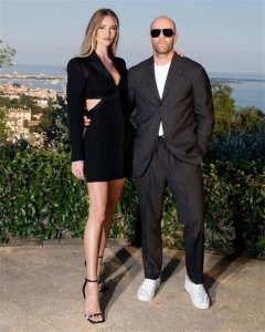 ​硬汉杰森·斯坦森的两任女友