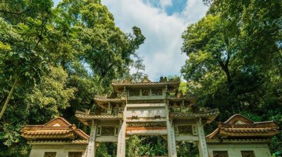 ​广东南华寺，中国佛教名寺之一，是“南宗禅法”的发源地
