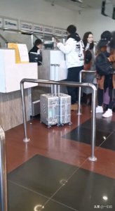 ​婚前准备？韩庚携34岁女友飞土耳其，168cm卢靖姗小鸟依人似少女