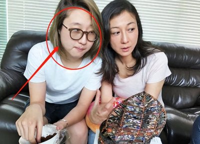 成龙女儿小龙女与女友现身街头，勾肩搭背头发染白，状态好很多