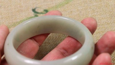 ​东陵玉手镯对人有害吗 东陵玉手镯戴久了有什么变化