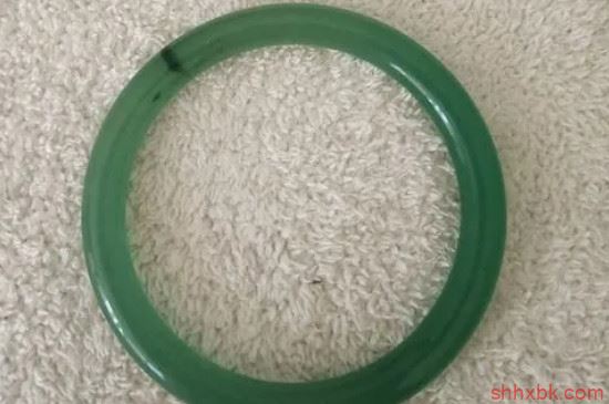 东陵玉手镯对人有害