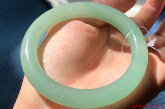 东陵玉手镯对人有害