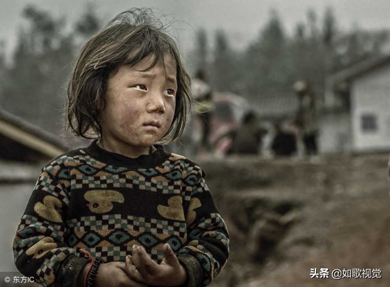 大凉山孩子10张图，稚嫩的他们有太多无奈，哪一张刺痛了你的心