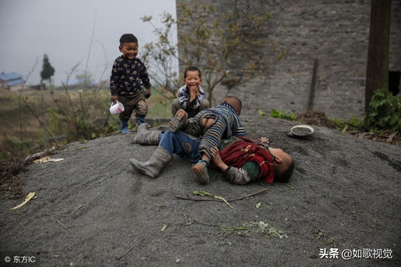 大凉山孩子10张图，稚嫩的他们有太多无奈，哪一张刺痛了你的心