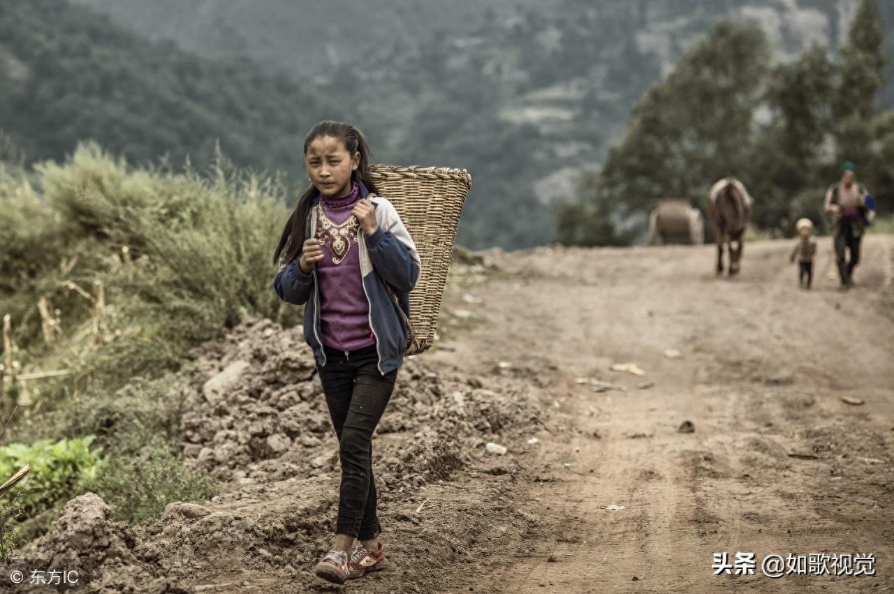大凉山孩子10张图，稚嫩的他们有太多无奈，哪一张刺痛了你的心