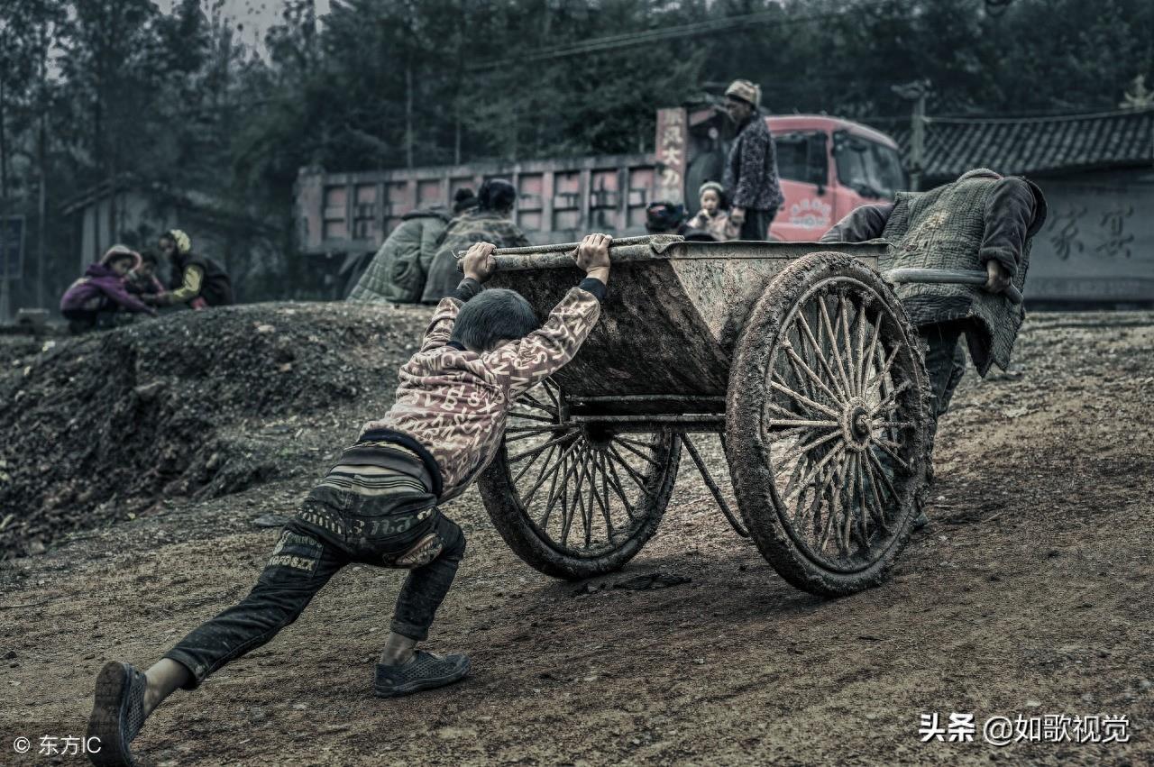 大凉山孩子10张图，稚嫩的他们有太多无奈，哪一张刺痛了你的心