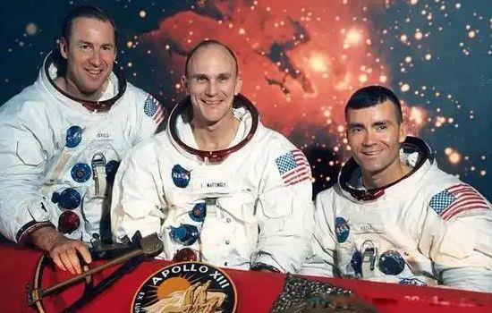 三名宇航员离地球多少公里 三个宇航员是怎么返回地球的