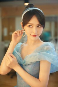​唐嫣《快乐大本营》造型上线，一袭纱裙宛如在逃公主，甜度满分