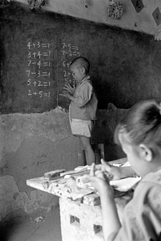 90年代贫困山区儿童照片：条件艰苦，眼睛充满对知识的渴望