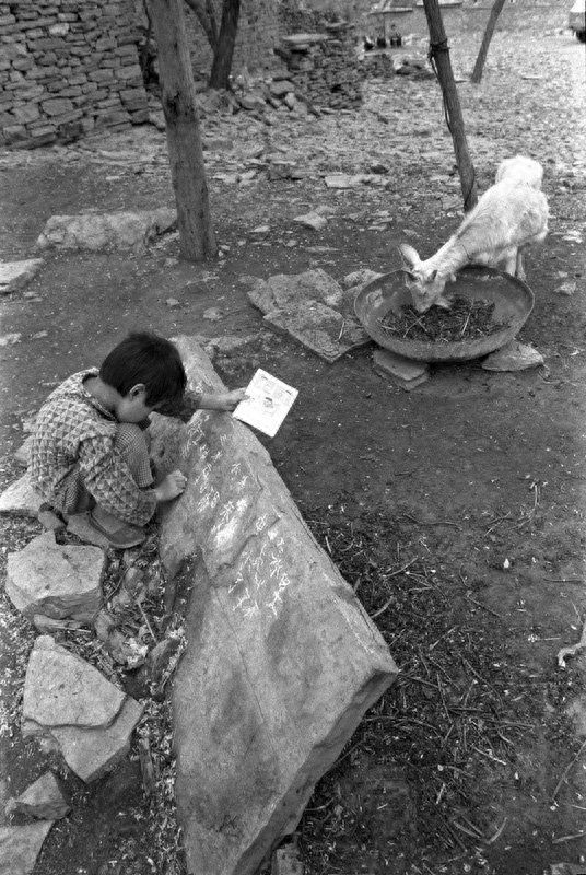 90年代贫困山区儿童照片：条件艰苦，眼睛充满对知识的渴望