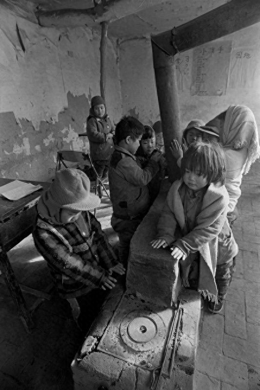 90年代贫困山区儿童照片：条件艰苦，眼睛充满对知识的渴望