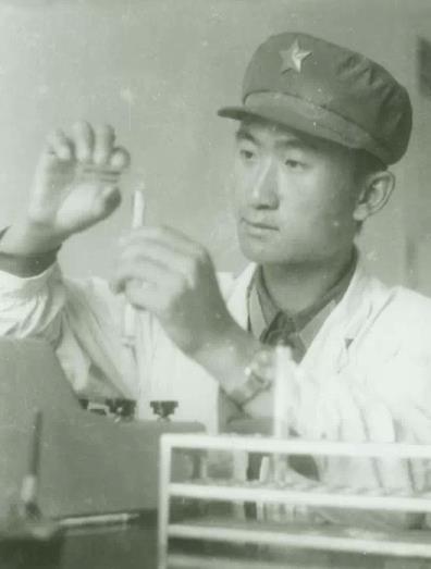 王健林的老照片：从侦察兵到首富，与足球的不解之缘