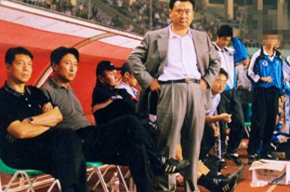 王健林的老照片：从侦察兵到首富，与足球的不解之缘