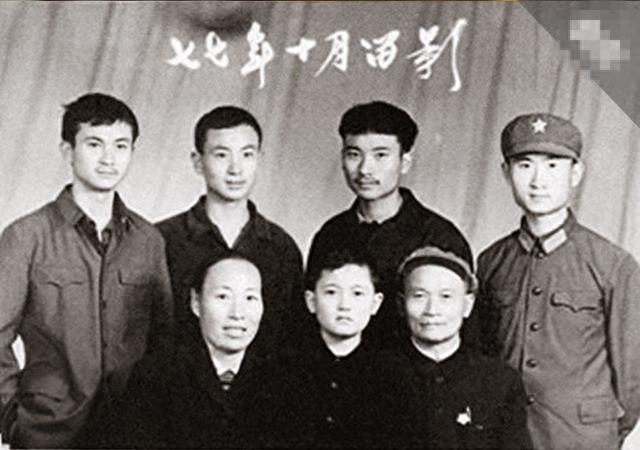 王健林的老照片：从侦察兵到首富，与足球的不解之缘