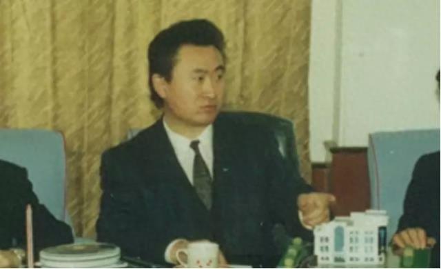 王健林的老照片：从侦察兵到首富，与足球的不解之缘