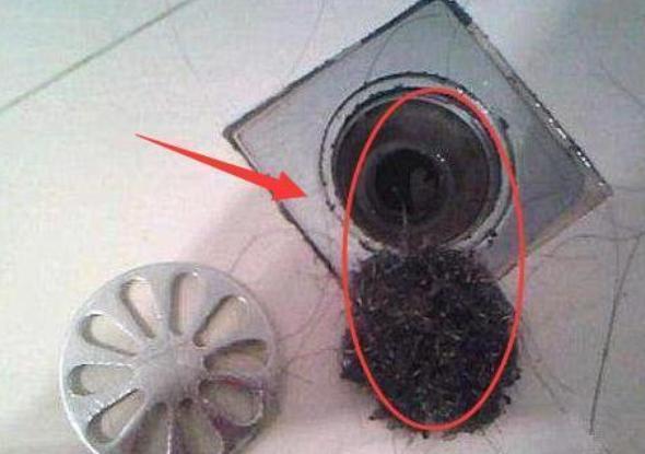 多数人下水道堵了用苏打泡，太笨！用这干净法子，快速畅通如新