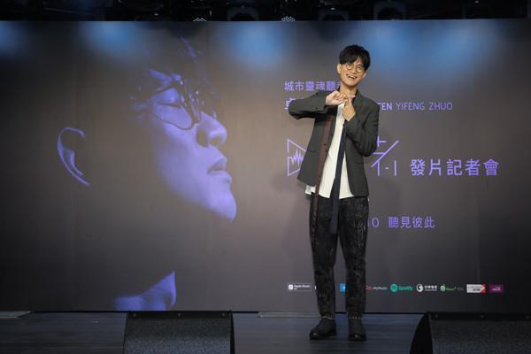 《好声音》前学员酒吧驻唱1年可赚100万 发新专辑获彭佳慧力挺