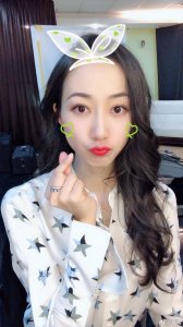 ​韩雪晒收工照，微博晒出九宫格自拍照，甜美比心太美了！