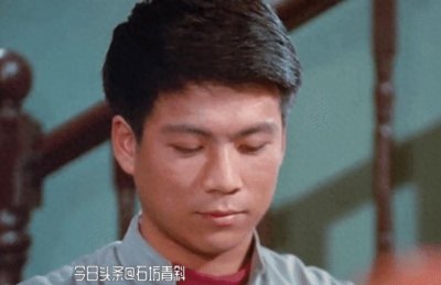 年轻貌美的黄小雷与妻子甜蜜度过40年风雨，成为公园里的超级明星