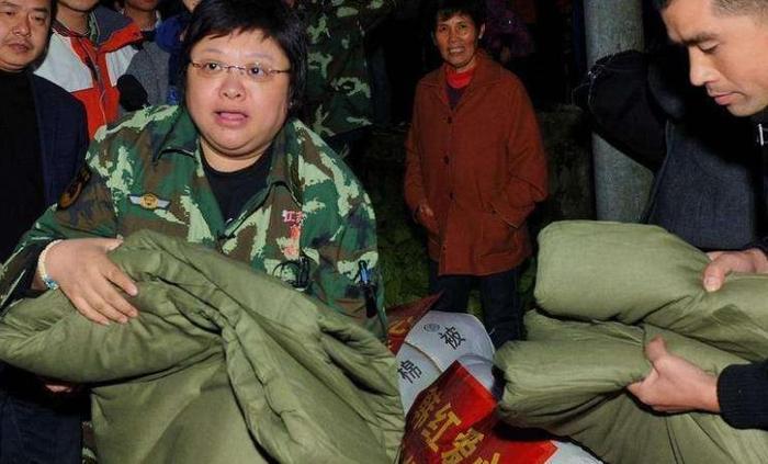 韩红儿子正脸照，文质彬彬面如冠玉，身世的背后令人感动不已