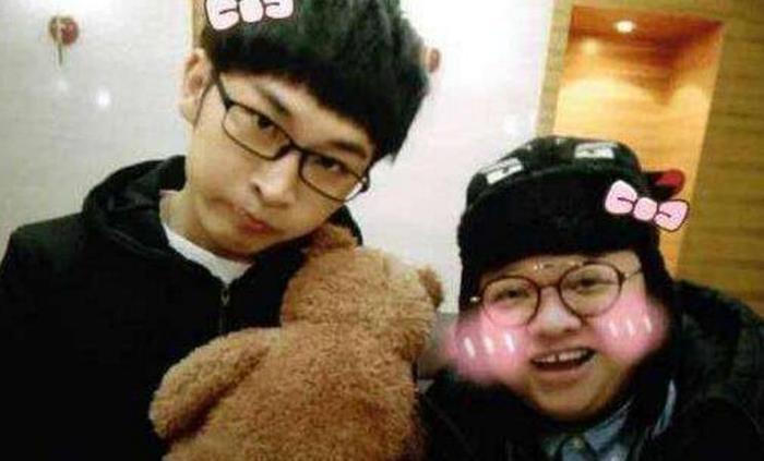 韩红儿子正脸照，文质彬彬面如冠玉，身世的背后令人感动不已