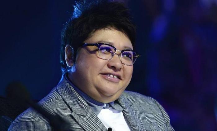 韩红儿子正脸照，文质彬彬面如冠玉，身世的背后令人感动不已