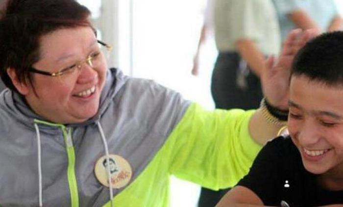 韩红儿子正脸照，文质彬彬面如冠玉，身世的背后令人感动不已