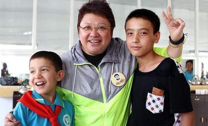 韩红儿子正脸照，文质彬彬面如冠玉，身世的背后令人感动不已