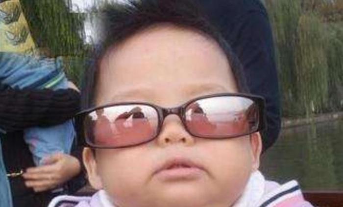 韩红儿子正脸照，文质彬彬面如冠玉，身世的背后令人感动不已