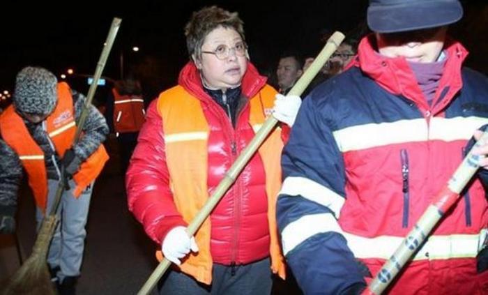 韩红儿子正脸照，文质彬彬面如冠玉，身世的背后令人感动不已