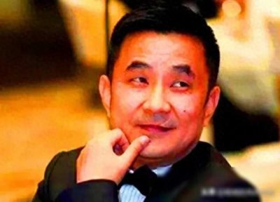 ​负债800亿出逃国外，带走一女明星和61亿，父亲下葬都不回来