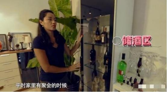 晒晒翟颖住的豪宅，平时很少住在这里，客厅物品杂乱摆放