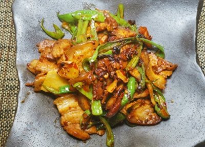 ​青椒回锅肉：川菜经典，美味易做！