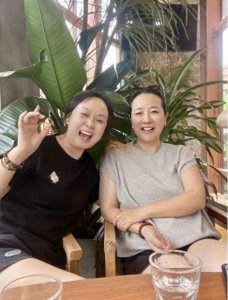​57岁陈小艺回四川老家探亲，毫不显老，与众人打成一片无明星架子