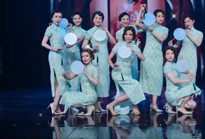 ​42岁主持人张蕾风格大变，穿旗袍身材火辣，露脐装暴露发福明显？