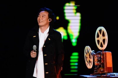 ​日本偶遇陈奕迅一家 网友：女儿才14岁 看起来已有一米七