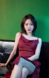 ​明星写真：莫寒红色吊带抹胸长裙时尚摄影，率性短发精致小女人