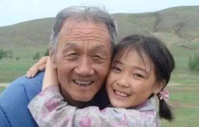 ​时隔16年，《暖春》爷孙再聚，小花女大十八变，越来越有明星范儿