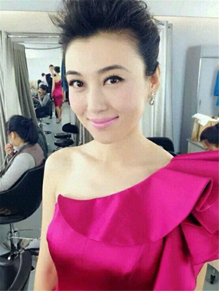 央视主持人李红素颜近照大曝光，端庄大气，气质迷人！